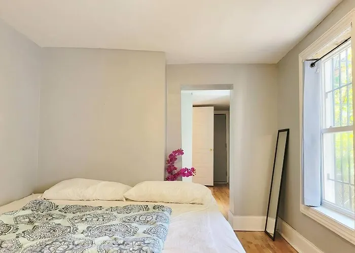 Entire House King Bed Near Downtown Free Parking